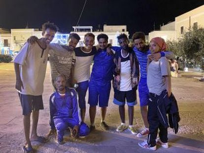 Los inmigrantes del ‘Open Arms’ relatan su odisea tras desembarcar en Lampedusa por orden del fiscal