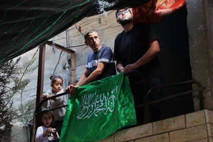 Palestinians place a Hamas flag on the house of one of the victims of the military operation in the Nour Chams refugee camp in the West Bank this Sunday.