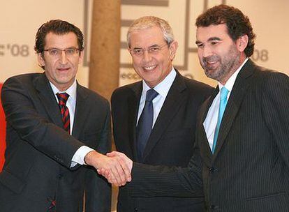 Los tres líderes se saludan antes de comenzar el debate