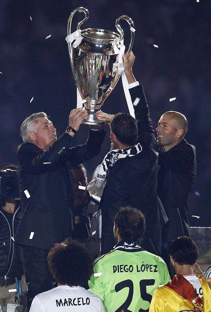 Los jugadores del Real Madrid celebran su décima copa de Europa en el estadio Santiago Bernabéu con sus aficionados, Carlo Ancelotti levanta la copa junto a Zidane, segundo entrenador del italiano.