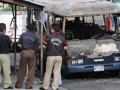Autobus quemado tras el ataque de miembros de maras en San Salvador en 2010. Hubo 17 muertos. 