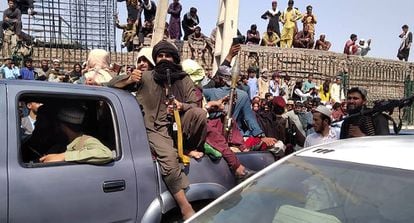 Los talibanes celebran la caída de Jalalabad, este domingo.