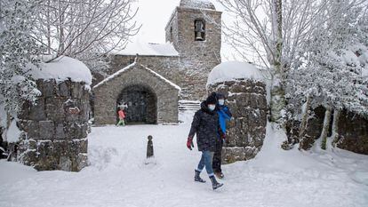 Varias personas caminan por la localidad lucense de O Cebreiro, cubierta por la nieve, el pasado 1 de enero.