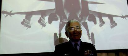 El comandante de la Fuerza Aérea Brasileña, Juniti Saito, anuncia la compra de los cazas suecos Gripen.