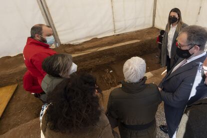 Dirigentes de la Diputación de Castellón y familiares del expresidente de la corporación José Hernández
Merlo, fusilado en 1941, durante la exhumación de sus restos mortales.