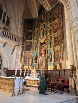The altarpiece in the church of the Santísima Trinidad de Alcaraz (Albacete), before its restoration, with the appearance that the eight tables and the sculptures had until October 2020.
