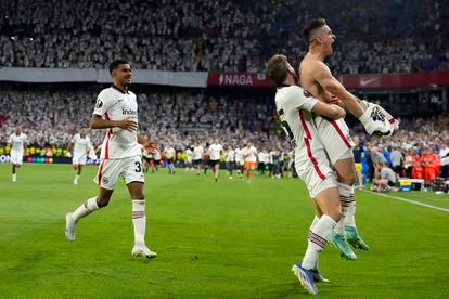Borré (D) es abrazado por un compañero después de marcar el penalti decisivo que dio el triunfo al Eintracht.