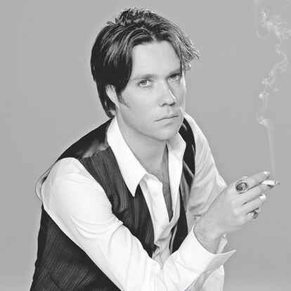 <b>El músico Rufus Wainwright se enfrenta a los primeros reveses de la crítica y afronta el hundimiento de la industria recorriendo el mundo sólo con su piano</b>