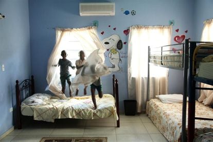 Unos niños juegan en su dormitorio, en un hogar adoptivo del barrio Lower Princess de la isla caribeña de San Martín. El centro está gestionado por la Fundación I Can, una ONG apoyada por el Gobierno y donantes privados, y se ocupa por los niños hasta los 13 años. La mayoría de ellos fueron víctimas de negligencia o abuso, y les fue retirada la custodia a sus padres como resultado de sentencias judiciales.