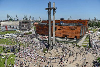 Cientos de personas acuden a la firma de la Declaración de Libertad y Solidaridad frente al Monumento a los trabajadores del astillero caídos en 1970, el martes en Gdansk.