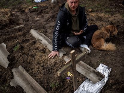 Serhii Lahovskyi, 26, mourns next to the grave of his friend Ihor Lytvynenko, who according to residents was killed by Russian soldiers, after they found him beside a building's basement, amid Russia's invasion of Ukraine, in Bucha, in Kyiv region, Ukraine, April 6, 2022. REUTERS/Alkis Konstantinidis     TPX IMAGES OF THE DAY
