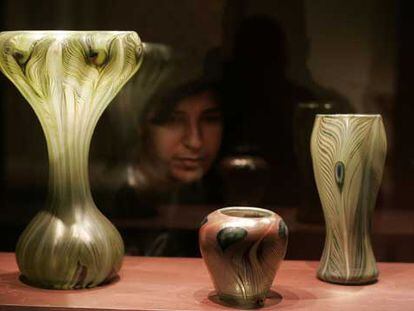 Jarrones en vidrio de Tiffany expuestos en la muestra de Caixafórum.