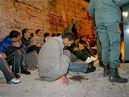 Inmigrantes marroquíes detenidos durante la madrugada de ayer en el puerto de Tarifa.