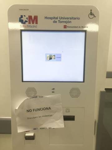 Una dispensador de turnos del hospital de Torrejón.