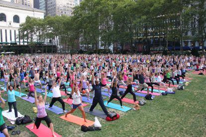 Así son las clases de yoga en el parque Bryant.