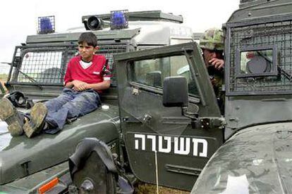 Un palestino de 13 años es utilizado como <i>escudo humano,</i> en abril de 2004, contra las pedradas de los manifestantes.