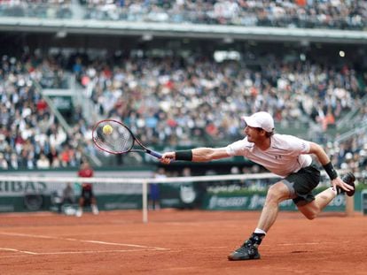 Murray devuelve la pelota durante un partido en Roland Garros de 2016.