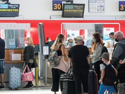 Turistas británicos en la terminal 1 del aeropuerto César Manrique de Lanzarote, el 26 de julio de 2020.