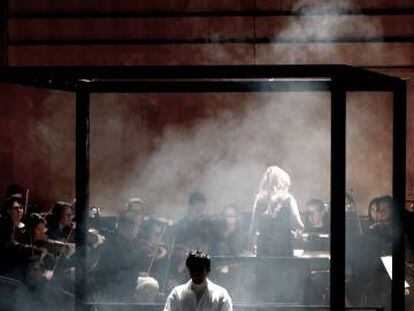 William Morgan como Tom Rakewell al comienzo de la ópera. Al fondo, Barbara Hannigan al frente de la Sinfónica de Gotemburgo.