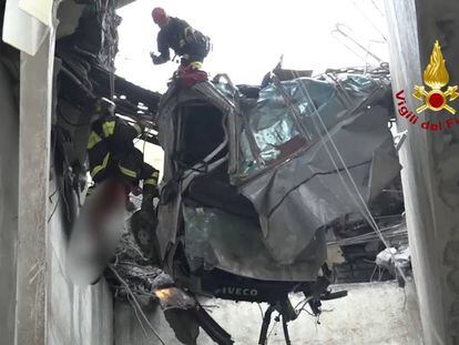 Los bomberos rescatan a un hombre en un coche suspendido del puente de Génova