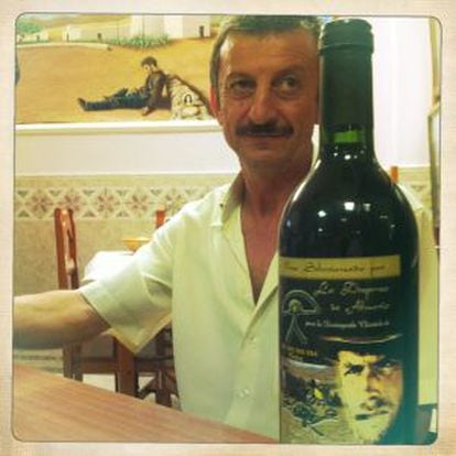 Manuel Hernández Montoya, junto a una botella de vino con la cara de Clint Eastwood en 'La muerte tenía un precio'