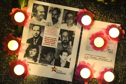 Retratos de los seis jesuitas asesinados, durante la procesión de los Farolillos en 2010.