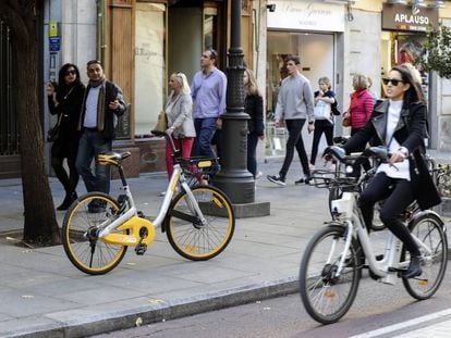 Ciclista pedaleando por una calle de Madrid.