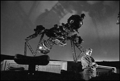 James Dean, en un planetario de California en 1955, en un momento del rodaje de 'Rebelde sin causa'.