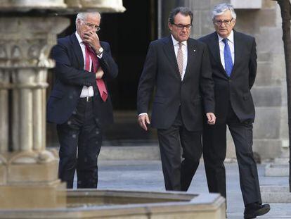 Mas, entre el fiscal superior de Cataluña, José María Romero de Tejada (izquierda), y el fiscal general del Estado, Eduardo Torres-Dulce, el pasado julio.