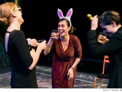 De izquierda a derecha, Cristina Genebat, Clara Segura y Marta Marco en una escena de 'Les noies de Mossbank Road'.