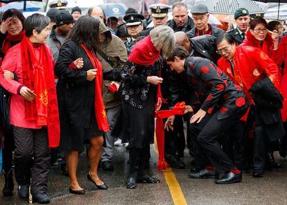 <p>  Su llamada “diplomacia del calcetín” ha sido bien recibida por el público, incluso aplaudida a nivel internacional. Se ha tomado como un símbolo de su habilidad para abrazar las diferentes culturas y su posición como un líder de nuevas generaciones que no quiere caer en antiguas tradiciones.  </p><br>
<p>  En la imagen el primer ministro en la celebración de la llegada de la primavera en Chinatown, el barrio chino, de Vancouver. <p>  
