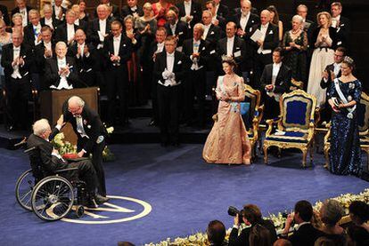 El poeta sueco Tomas Tranströmer recibe el galardón de manos del rey Carlos Gustavo en Estocolmo en una ceremonia a la que acudió la familia real sueca.