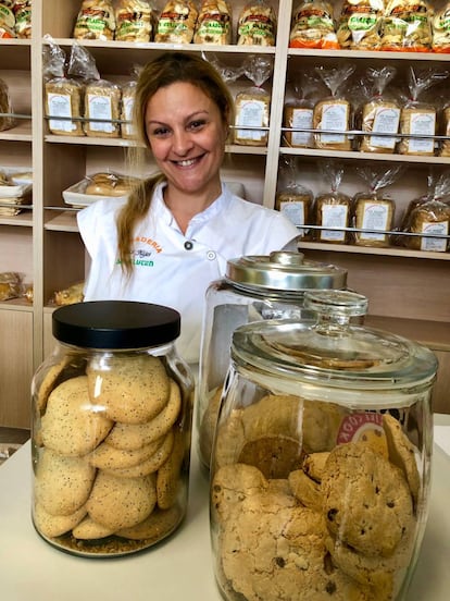 MARIANELA CON UNA PARTE DEL SURTIDO DE GALLETAS DULCES SIN GLUTEN / CAPEL