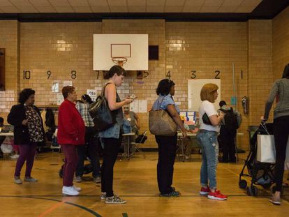 Votantes en un colegio electoral de Nueva York.