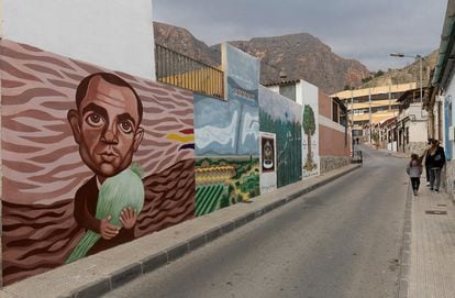 Mural en homenaje a Miguel Hernández en una calle del barrio de San Isidro, en la localidad alicantina de Orihuela. 
