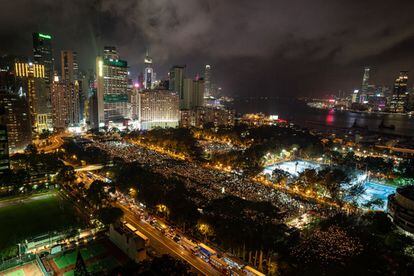 A pesar de la intensa lluvia, decenas de miles de personas se han concentrado en el parque Victoria de Hong Kong para recordar a las miles de víctimas que murieron masacradas por el régimen chino hace 30 años durante la matanza de Tiananmen. En la foto, una vista aérea de la multitud concentrada en el parque Victoria (Hong Kong).