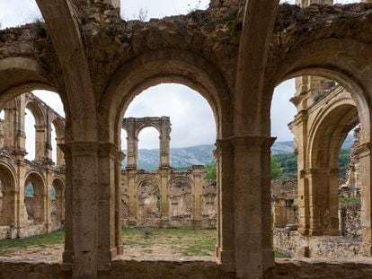 Ruinas del antiguo claustro del monasterio de Santa María de Rioseco, situado en el valle de Manzanedo, en la comarca de Las Merindades (Burgos).