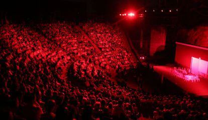 El anfiteatro, durante la representaci&oacute;n de Ver&ograve;nia anoche en la inauguraci&oacute;n oficial del Grec.