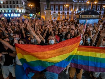 Cientos de personas protestan contra las agresiones a las personas LGTBI, en la Puerta del Sol (Madrid), en septiembre de 2021.