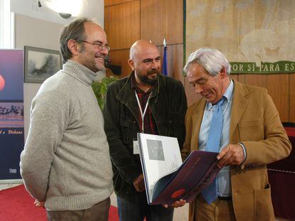 José María López de Ayala, a la derecha, durante la presentación de un libro con sus fotografías en el Parlamento andaluz.