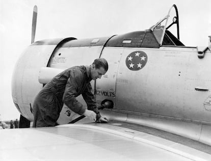 Felipe de Edimburgo y su avión de entrenamiento en el aeródromo de White Waltham, Berkshire, en 1953.