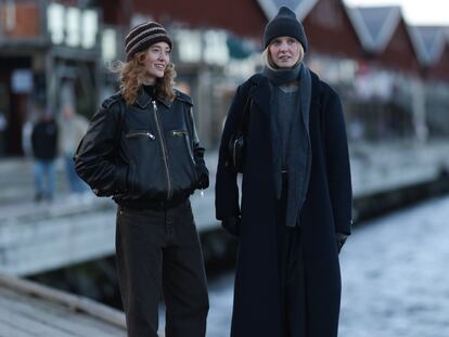 En los países nórdicos saben bien lo que es vestir con prendas térmicas. En la imagen las modelos Mathilde Roien y Birta Hlin en Copenhague. GETTY IMAGES.