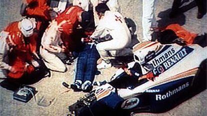 Ayrton Senna recibe las primeras asistencias tras ser sacado de su bólido.