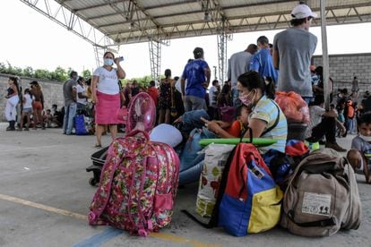 Desplazados venezolanos llegan a Colombia, después de los choques.