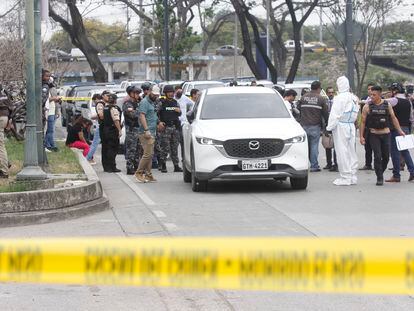 Policías investigan el vehículo en el que se viajaba el fiscal César Suárez al ser asesinado, este miércoles en el norte de Guayaquil (Ecuador).