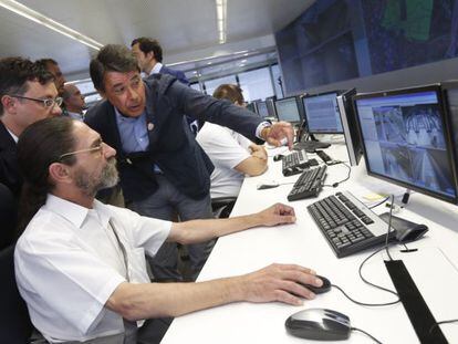 El presidente regional, Ignacio Gonz&aacute;lez, en el Centro Integral de Gesti&oacute;n del Transporte P&uacute;blico. 