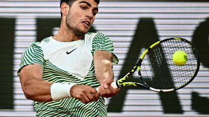 Alcaraz devuelve de revés durante el partido contra Shapovalov en la Chatrier.