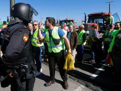 Un manifestante se dirige a los agentes de Policía Nacional en Córdoba, durante la protesta de agricultores llegados desde distintos puntos de la provincia, este martes.