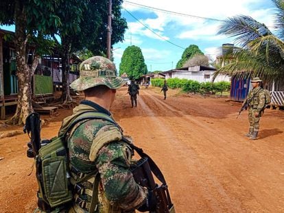 Militares colombianos resguardan las calles de Argelia (departamento del Cauca) luego de un ataque del Frente Carlos Patiño al Ejército, en diciembre de 2022.