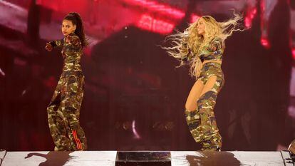 Blue Ivy y Beyoncé, en el escenario durante el 'Renaissance World Tour' en el estadio Mercedes-Benz el 11 de agosto de 2023 en Atlanta (EE UU).